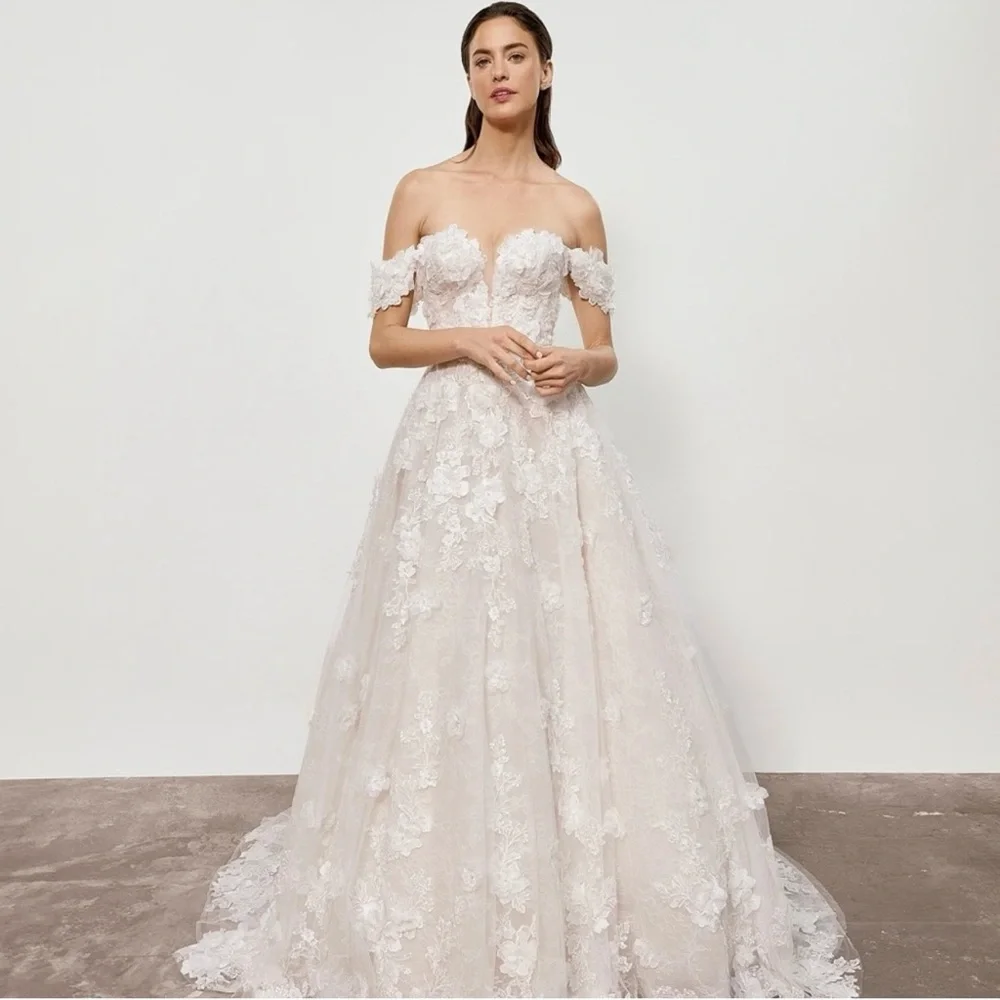 Elegant White Lace Wedding Dress - Picture 4 of 9